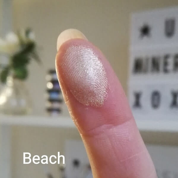 Farbmuster von Beach auf der Fingerspitze