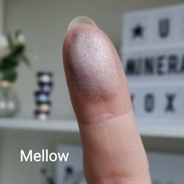 Schimmernder Swatch von Mellow auf der Fingerspitze
