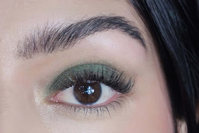 Jungle als dunkelgrüner Lidschatten auf dem Augenlid