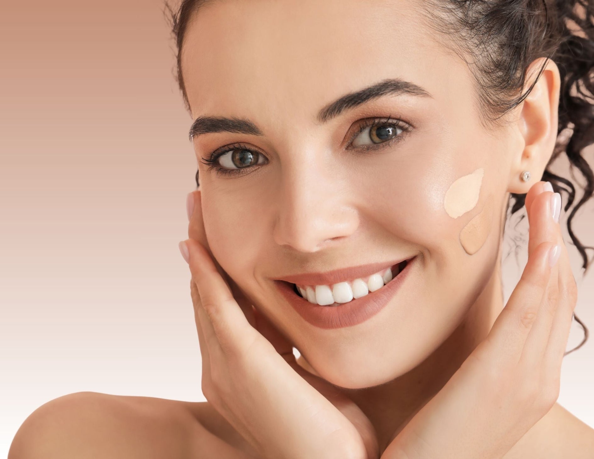 Vloeibare foundation in verschillende tonen, natuurlijke foundation voor een perfecte huidlook.