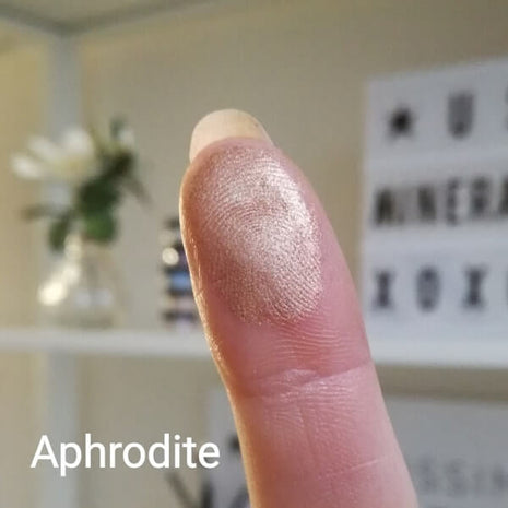 Farbmuster von Aphrodite auf der Fingerspitze