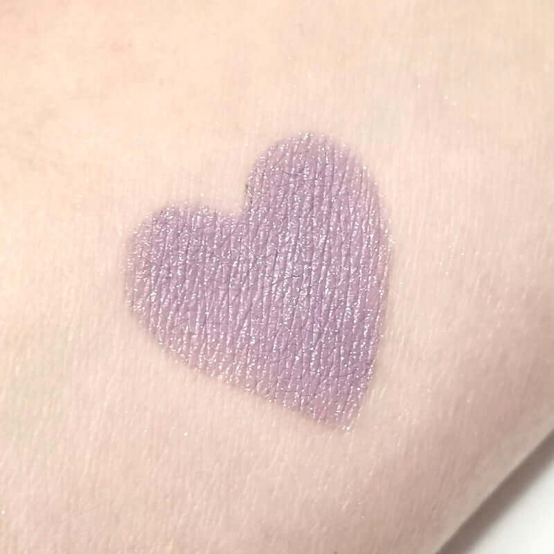 Lila Swatch von Mineral Lidschatten Cancel auf der Haut