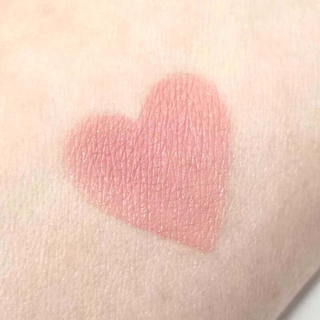 Rosa Swatch von Cupcake mit feinem Glitzer auf der Haut