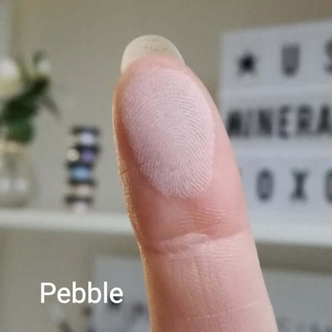Matter Swatch von Pebble auf der Fingerspitze