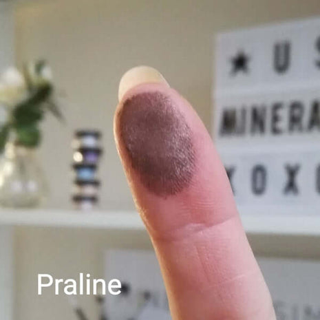 Brauner Swatch von Praline auf der Fingerspitze