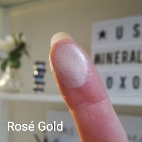 Roségoldener Swatch von Rose Gold auf der Fingerspitze
