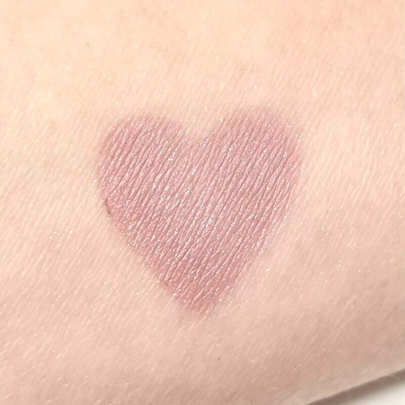 Altrosa Swatch von Slay mit Schimmer auf der Haut