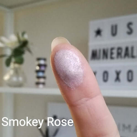 Metallic-Swatch von Smokey Rose auf der Fingerspitze