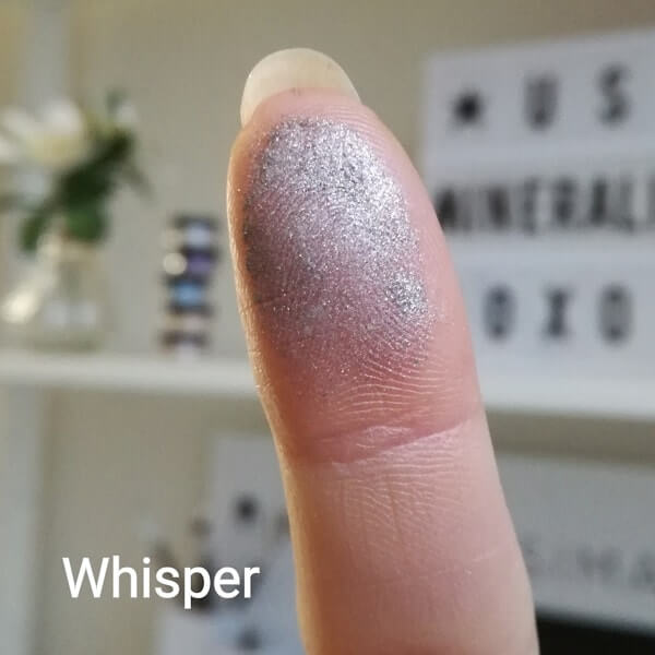 Schimmernder Swatch von Whisper auf der Fingerspitze
