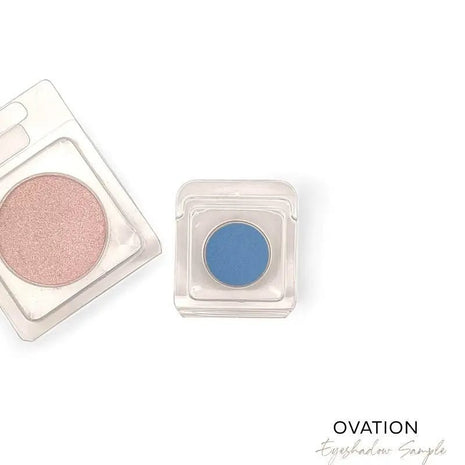 Verpackung des blauen Lidschattens Ovation